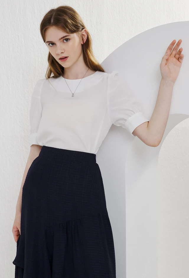 펄버튼 퍼프 슬리브 블라우스 (IVORY)