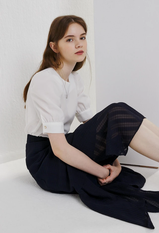 펄버튼 퍼프 슬리브 블라우스 (IVORY)